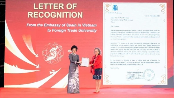 Bà Carmen Cano De Lasala, Đại sứ Đặc mệnh toàn quyền Vương quốc Tây Ban Nha tại Việt Nam trao Thư ghi nhận và chúc mừng tới Trường đại học Ngoại thương.