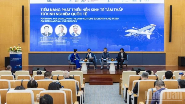 Các diễn giả trao đổi tại diễn đàn. (Ảnh: HNV)