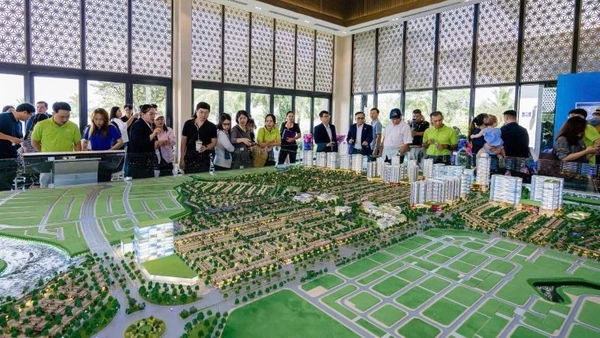 Khách hàng tham quan một dự án giáp ranh phía đông Thành phố. (Ảnh: PV)