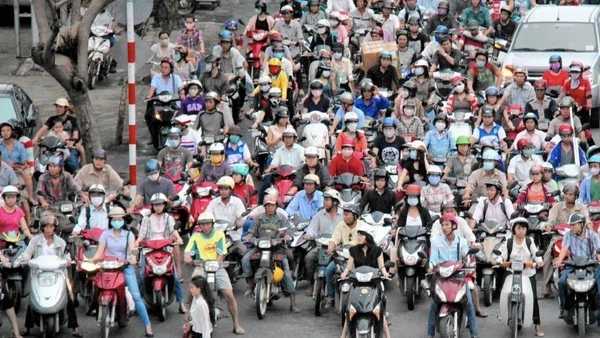 Việt Nam có số lượng lớn xe mô tô, xe gắn máy tham gia giao thông. (Ảnh: PV)