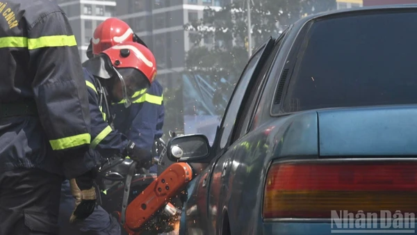 Diễn tập huy động hơn 3.000 người cùng 100 phương tiện các loại, trong đó có nhiều trang thiết bị chuyên dụng.