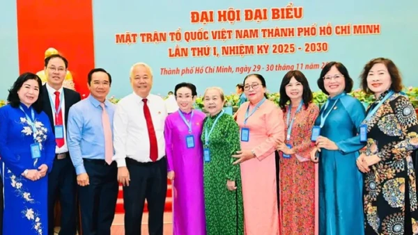 Chủ tịch Ủy ban nhân dân Thành phố Hồ Chí Minh Nguyễn Văn Được và các đại biểu dự đại hội. ( Ảnh: VIỆT DŨNG) 