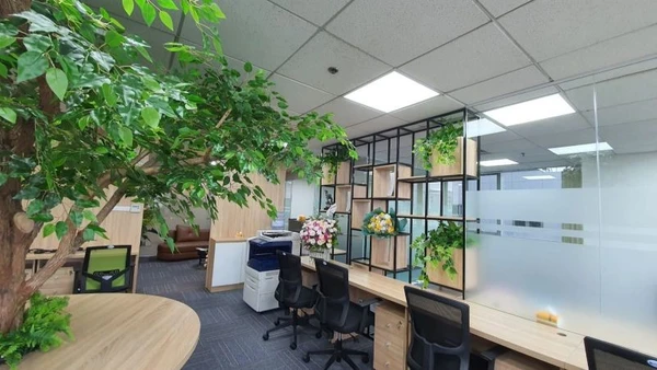 Bên trong một khu văn phòng tại Hà Nội tạo sự gần gũi với thiên nhiên, lấy con người làm trung tâm. (Ảnh: PV)