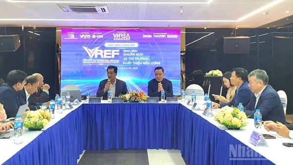 Họp báo công bố diễn đàn và công bố thử nghiệm bộ tiêu chuẩn, quy tắc về bất động sản thu hút đông đảo đại biểu tham dự. (Ảnh: HNV)