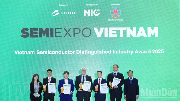 Vinh danh các đơn vị bán dẫn xuất sắc tại lễ khai mạc.