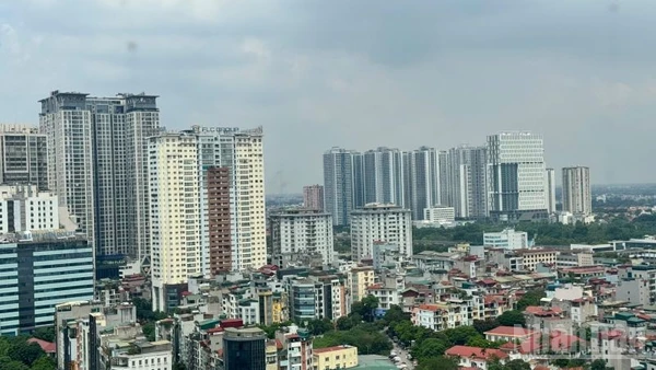 Thị trường bất động sản Việt Nam còn nhiều tiềm năng và dư địa phát triển nhưng giá nhà tăng “nóng”, vượt xa thu nhập thực tế và làm gia tăng khoảng cách giữa người có bất động sản với người chưa thể sở hữu nhà ở. (Ảnh: HNV)