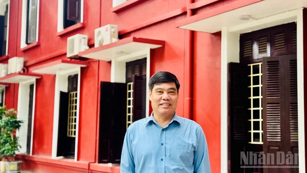 Phó Giáo sư, Tiến sĩ Lê Văn Cường, Phó Viện trưởng Viện Xây dựng Đảng, Học viện Chính trị quốc gia Hồ Chí Minh. (Ảnh: HNV)