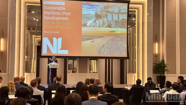 Phiên thảo luận về cảng biển. (Ảnh: HNV)