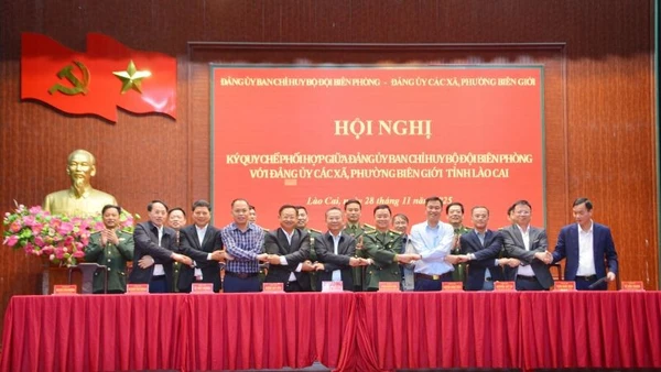 Đại biểu 9 xã, phường Biên giới bắt tay ký kết quy chế thành công.