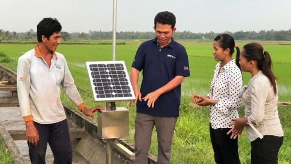 Thiết bị quan trắc tại đồng ruộng khu vực Đồng bằng sông Cửu Long giúp thu thập các chỉ số ứng phó với biến đổi khí hậu. (Ảnh: HƯƠNG PHẠM)