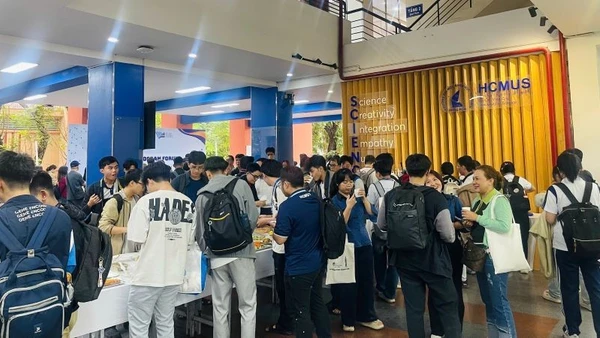 Đông đảo sinh viên tham dự chương trình. (Ảnh: NIC)