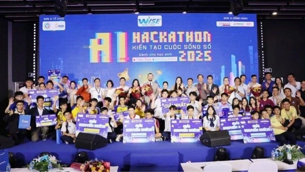 Các đội đoạt giải chụp ảnh lưu niệm cùng Ban tổ chức.