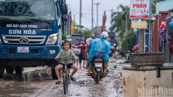 Những nụ cười trên đường làng đã dần trở lại.