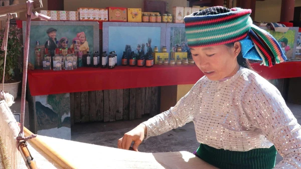 Trình diễn nghề dệt thổ cẩm tại Bảo tàng Đồng Văn, xã Đồng Văn, tỉnh Tuyên Quang.