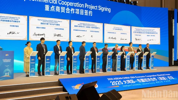 Lễ ký kết các dự án hợp tác kinh tế-thương mại tại lễ khai mạc.