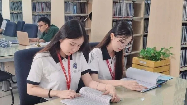 Sinh viên Trường đại học Luật Thành phố Hồ Chí Minh đang học tập tại thư viện.