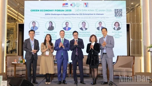 Các chuyên gia, diễn giả trong nước và quốc tế tại 1 trong rất nhiều phiên thảo luận khác nhau trong khuôn khổ diễn đàn. (Ảnh: HNV)