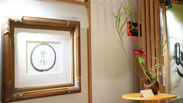 Không gian Triển lãm “Living Heritage – Di sản cho tương lai” mang đến trải nghiệm nghệ thuật đa giác quan, kết hợp thư pháp, trưng bày đa phương tiện và các tác phẩm sắp đặt đầy chiều sâu.