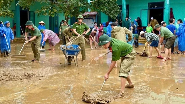 Các lực lượng ra quân hỗ trợ địa phương dọn dẹp sau lũ.