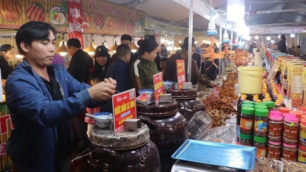 Hội chợ thu hút đông đảo doanh nghiệp, người tiêu dùng tham gia.