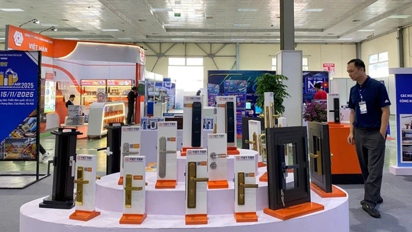 Khu vực trưng bày một số sản phẩm công nghiệp chủ lực của thành phố Hà Nội.