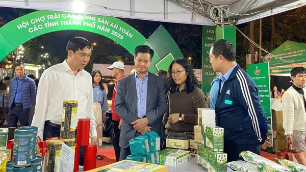 Các đại biểu tham quan sản phẩm trưng bày, giới thiệu tại hội chợ. 