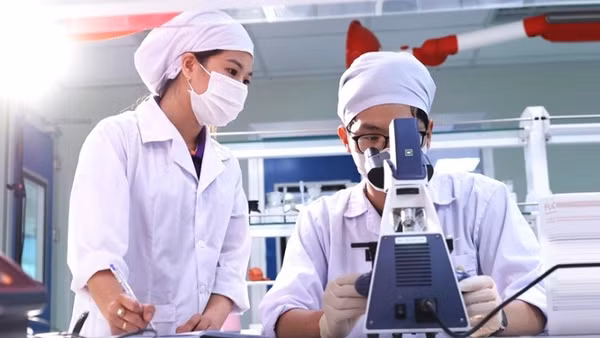 Nghiên cứu khoa học tại phòng thí nghiệm của Nhà máy Dược phẩm công nghệ cao CVI Pharma (Khu công nghệ cao Hòa Lạc).