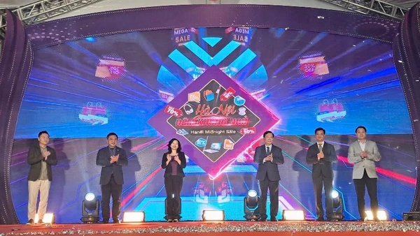 Các đại biểu thực hiện nghi thức khai mạc sự kiện.