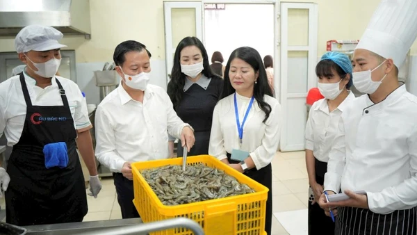 Đoàn công tác của thành phố Hà Nội kiểm tra đột xuất bếp ăn tập thể trường Tiểu học Đông La, xã An Khánh. (Ảnh: THU MINH)