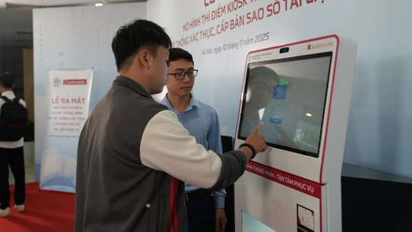 Người dân thực hiện thủ tục hành chính tại Kiosk thông minh.