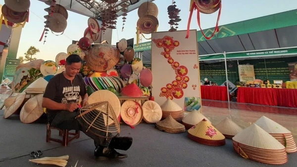 Những sản phẩm làng nghề truyền thống của xã Thanh Oai tại triển lãm.