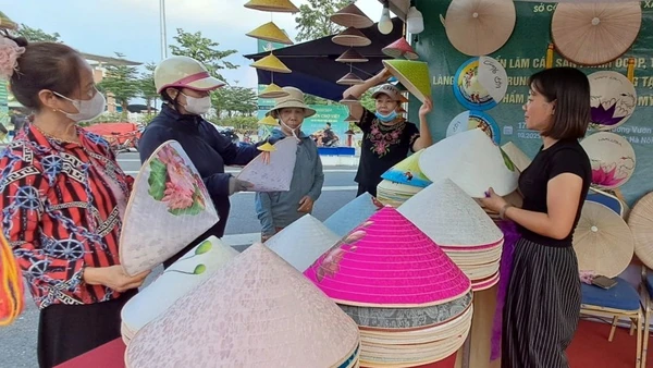 Các sản phẩm OCOP, làng nghề được giới thiệu tại triển lãm.