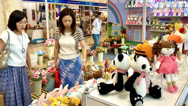 Khách nước ngoài tham quan hội chợ Hanoi Giftshow năm 2024.