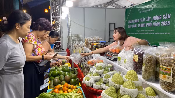 Các sản phẩm trái cây, nông sản, sản phẩm OCOP các vùng miền thu hút người tiêu dùng Thủ đô.