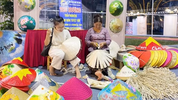 Xã Thanh Oai nổi tiếng với nhiều sản phẩm làng nghề độc đáo như nón lá làng Chuông.