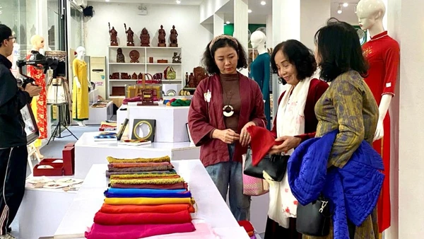 Nhiều mẫu sản phẩm từ lụa, thêu ren, vải trưng bày tại triển lãm.