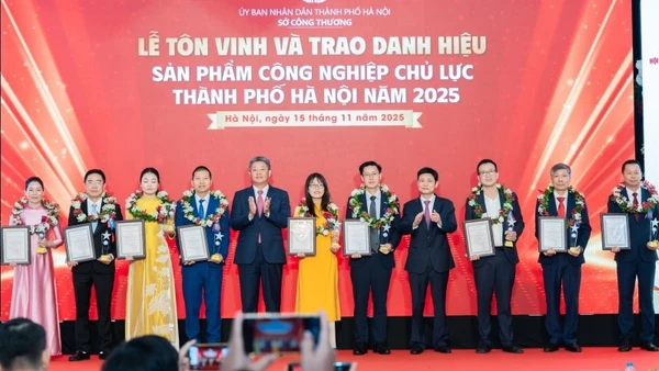 Lãnh đạo thành phố Hà Nội trao danh hiệu Top 10 Sản phẩm công nghiệp chủ lực thành phố Hà Nội năm 2025.