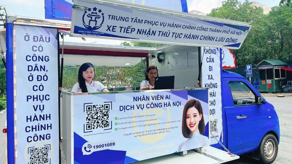 Nhân viên Trung tâm phục vụ hành chính công hỗ trợ người dân làm thủ tục hành chính.