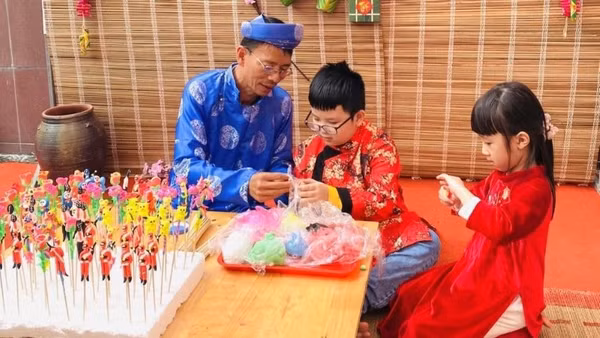 Hướng dẫn trẻ trải nghiệm nặn tò he truyền thống của xã Phượng Dực.