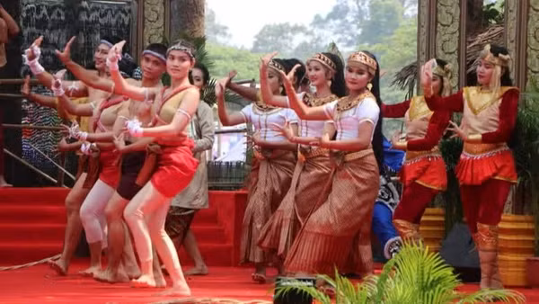 Múa cổ truyền Khmer trong dịp Tết Chol Chnam Thmey. (Ảnh: Nguyễn Hiệp)