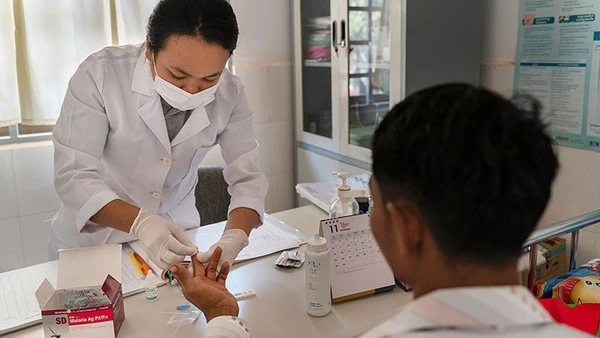 Lấy mẫu máu xét nghiệm tại Trung tâm Ký sinh trùng quốc gia ở Phnom Penh. (Ảnh: WHO)