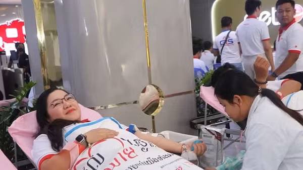 Chị Ngô Thị Quý, cán bộ công ty Metfone tham gia hiến máu nhân đạo. (Ảnh: NGUYỄN HIỆP)