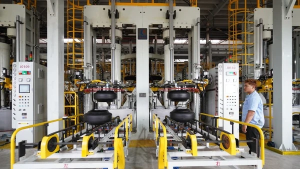 Trong một nhà máy sản xuất lốp xe ô-tô ở Campuchia. (Ảnh: Fresh News)