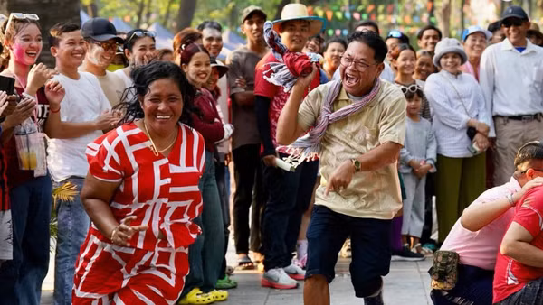 Người dân Campuchia vui đón năm mới. (Ảnh: AKP)