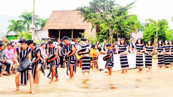 Thanh, thiếu niên người Cơ Ho biểu diễn cồng chiêng, dân vũ phục vụ du khách tại Làng K'Ho Cil.