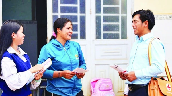 Cán bộ Trạm Y tế xã Tà Đùng, tỉnh Lâm Đồng đến tận nhà để khám bệnh, tuyên truyền người dân nâng cao ý thức trong việc chăm sóc sức khỏe, phòng ngừa dịch bệnh.