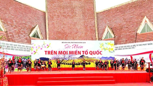 Đoàn nghệ nhân dân tộc Ê Đê tỉnh Đắk Lắk biểu diễn tại chương trình “Sắc xuân trên mọi miền Tổ quốc” tại Làng Văn hóa các dân tộc Việt Nam tháng 2/2026.