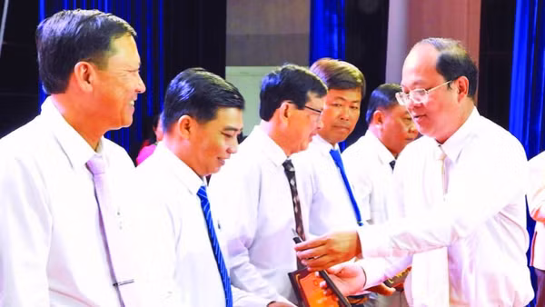 Ủy viên Trung ương Đảng, Bí thư Tỉnh ủy Cà Mau Nguyễn Hồ Hải (áo trắng, bìa phải) trao tặng Bằng khen cho các cá nhân là Bí thư Chi bộ tiêu biểu, xuất sắc tại buổi họp mặt tuyên dương.