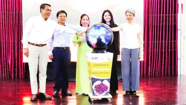 Đại diện các sở, ngành tỉnh Đắk Lắk và Ban quản lý dự án thực hiện nghi thức khởi động Dự án “Thích ứng xanh và bền vững cho các cộng đồng dân tộc thiểu số”.