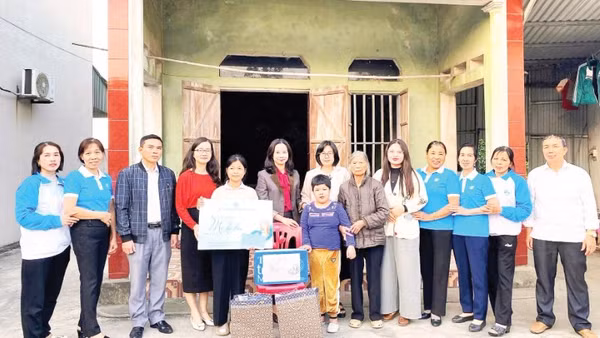 Lãnh đạo Hội Liên hiệp Phụ nữ thành phố Hải Phòng và chính quyền địa phương trao quà tặng trẻ mồ côi được nhận đỡ đầu tại xã Trần Phú (Ảnh NGUYỄN NGUYÊN)
